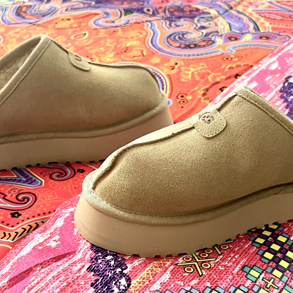 UGG Discoquette Slide Slipper tan size 8
brand new
no box
never worn - Picture 4 of 8